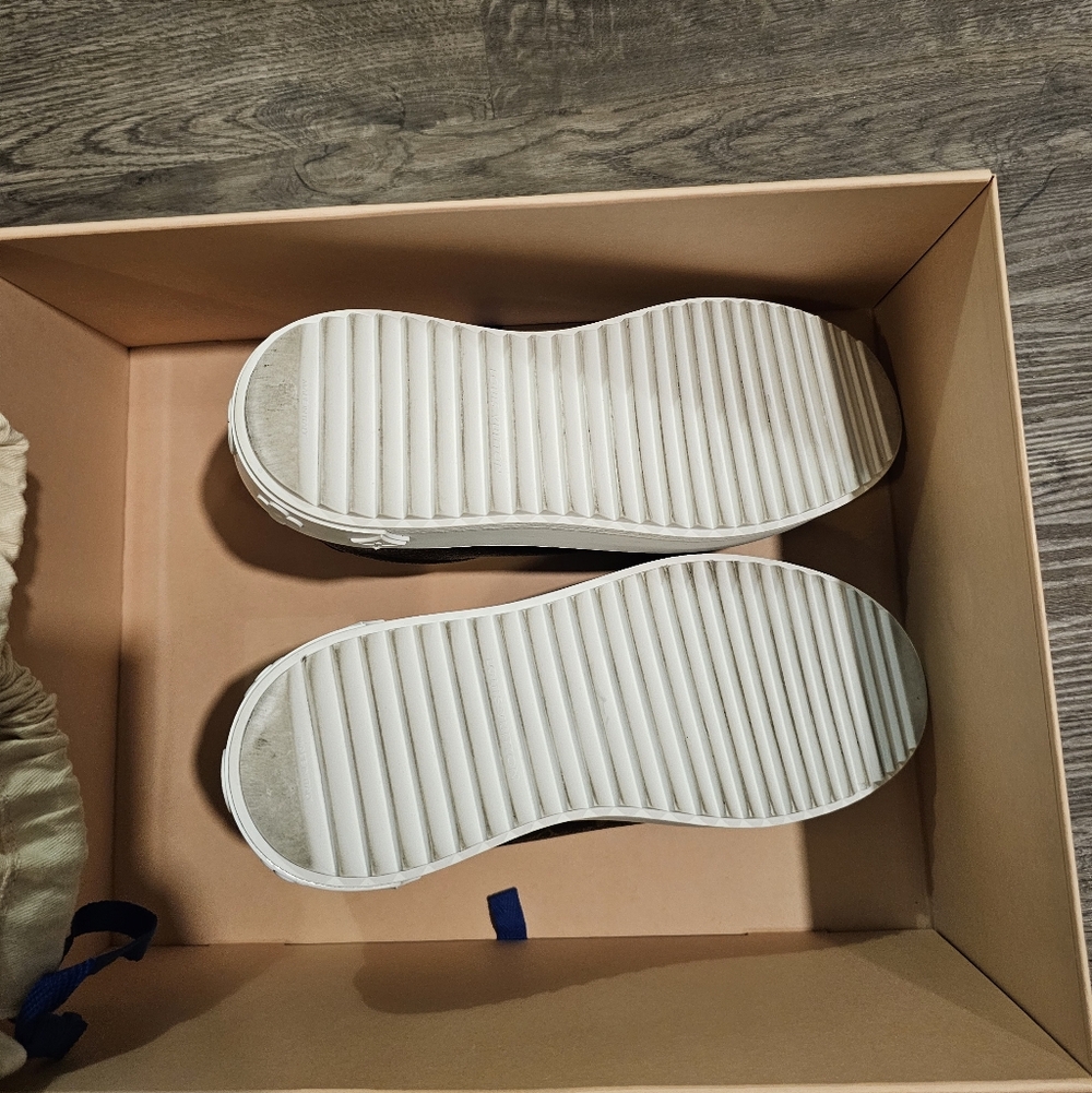 Louis Vuitton Monogram Sneakers - Picture 11 of 12